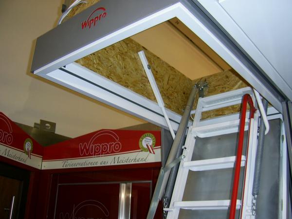 Dachbodentreppe mit Wärmeschutz
Wippro zeigt Dachbodentreppe mit Wärmeschutz. Die Luke mit der Treppe soll besonders dicht und wärmedämmend ausgeführt sein. Zusätzlich gibt es einen selbstschließenden
