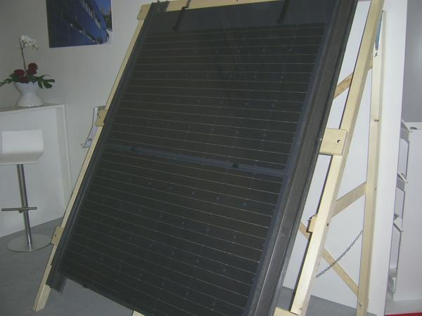 Dacheindeckung mit Solarzellen
Ein dichtes, strapazierfähiges Dach aus Photovoltaik-Modulen bietet die 3S Swiss Solar Systems AG. Die Rahmenlosen Module werden überlappend angebracht, so sind sie absolut dicht.