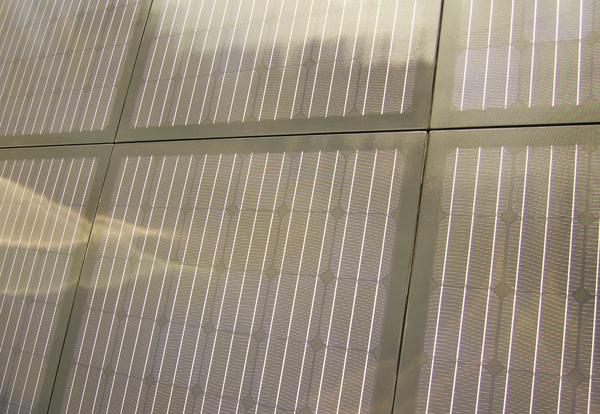 Photovolltaik - rahmenlose Module als Dacheindeckung
Im Bereich Photovoltaik findet man immer mehr rahmenlose Module. Das verringert nicht nur die Abstände zwischen den Modulen, sondern vermeidet auch die Kanten an denen sich