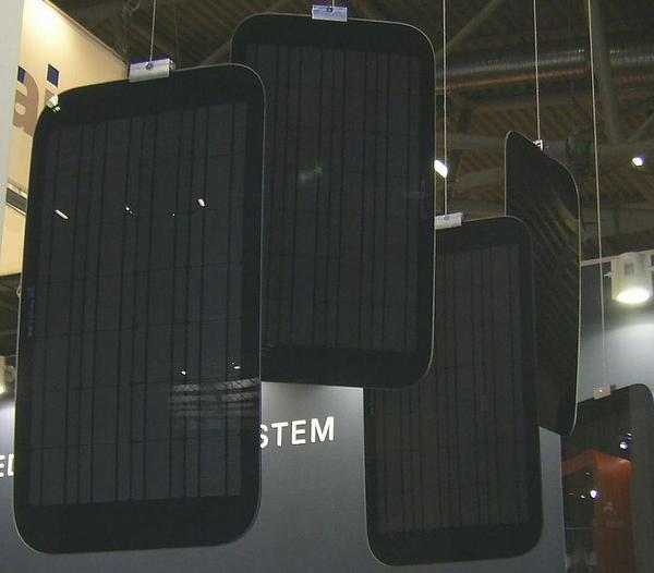 Autodächer mit Photovoltaik
Langsam findet man die ersten Produkte, die darauf hinweisen, das zwischen Solarstrom und Mobilität ein Zusammenhang existiert. Am Stand der Systaik AG hängen die Autodächer