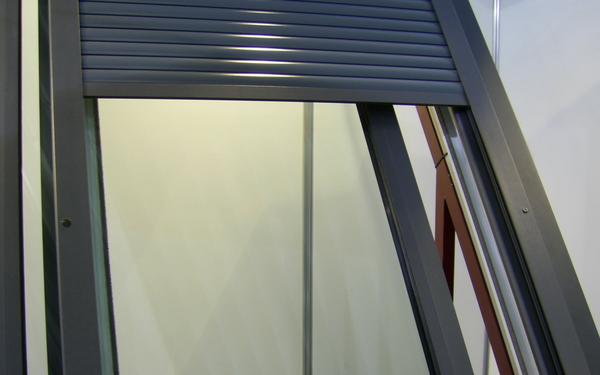 Rollladen fürs Dachfenster
Dachfenster sind allgemein Schwachstellen in der Dämmung des Daches. Wärmebrücken im Bereich der Rahmen und auf der ganzen Fensterfläche führen zu Kondenswasser und Schimmel.