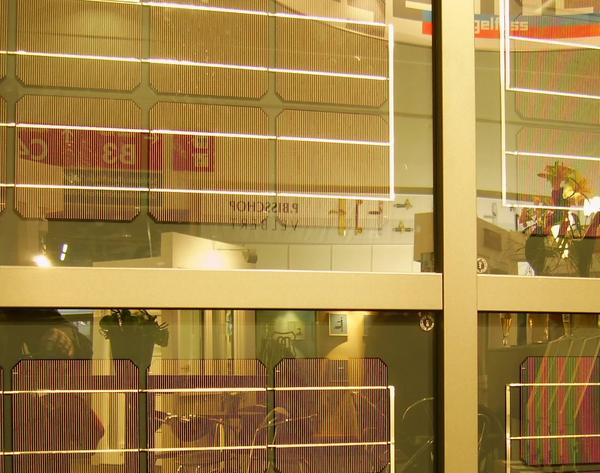 Glasfassaden mit intergrierter Photovoltaik
Auch wenn die Leistung von transparenten Photovoltaik Modulen manchmal nur einen Bruchteil der Maximalleistung erreicht sind Fassaden integrierte Lösungen sinnvoll.