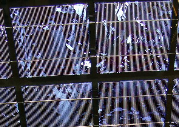 Photovoltaik-Module mit Lichtdurchlass
Die Photovoltaik wird immer mehr in den Bau integriert. Nach der Integration im Dach gibt es auch immer mehr Beispiele für die Einbeziehung der Solarstrom-Module in die Fassaden.