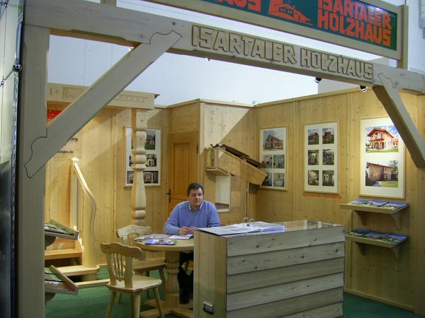 Holzhaus - gesund und sparsam im Energieverbrauch
Am Stand vom Isartaler Holzhaus möchte man sich am liebsten gleich niederlassen, so gemütlich ist der erste Eindruck. Konsequent mit Holz gebaut und alles ganz individuell