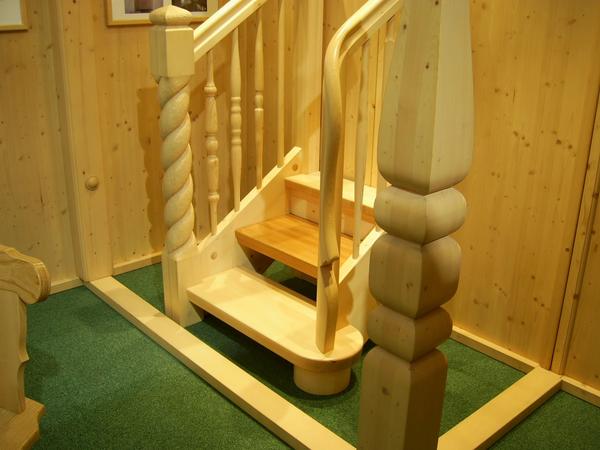 Zum Holzhaus gehört die Holztreppe.
Treppen aus eigener Herstellung zieren die Holzhäuser. Gesunde einheimische Hölzer liefern den Rohstoff für die Fertigung. Ein kunstvoll gestalteter Handlauf oder