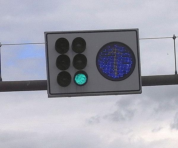 LED in der Ampel mit Richtungspfeil
Ampelanlagen mit LED's haben nicht nur mehr Sicherheit gebracht, sondern auch einen reduzierten Stromverbrauch. Auch der Richtungspfeil ist mit der LED-Beleuchtung ausgestattet.