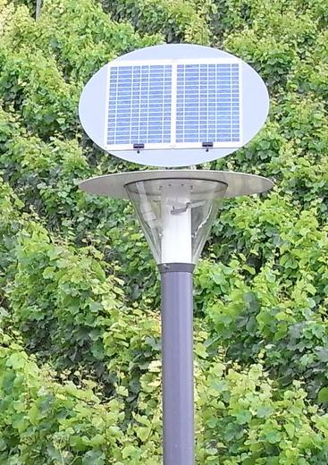 Solarbetrieb bei Straßenlampe
Solarstraßenlampen kommen uns immer noch etwas futuristisch vor, weil meist die Photovoltaik so aufgesetzt wirkt. Von ihrer Funktion sind Solarstraßenlampen durchaus