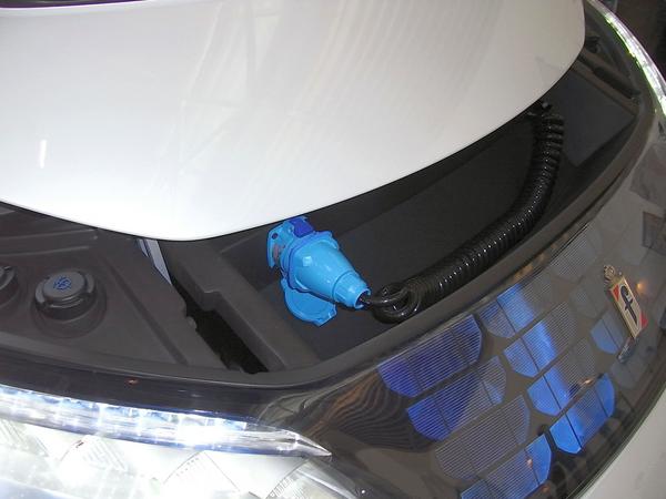 Bluecar - Motorhaube geöffnet
Die schmale Haube ist geöffnet, um den Ladestecker harauszuziehen. Darf man bei einem Elektroauto überhaupt noch von einer Motorhaube reden?