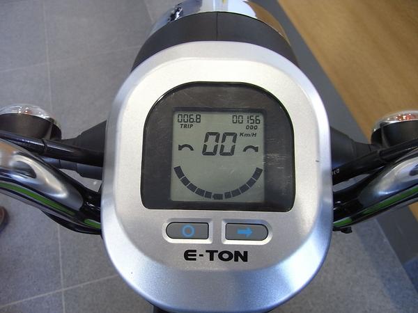 Anzeigeinstrumente des E-Ton
Das leichte Elektromoped hat eine digitale Anzeige für Ladezustand, gefahrene Kilometer und was man sonst noch so wissen muss, wenn man schnell mal ein paar Besorgungen macht.