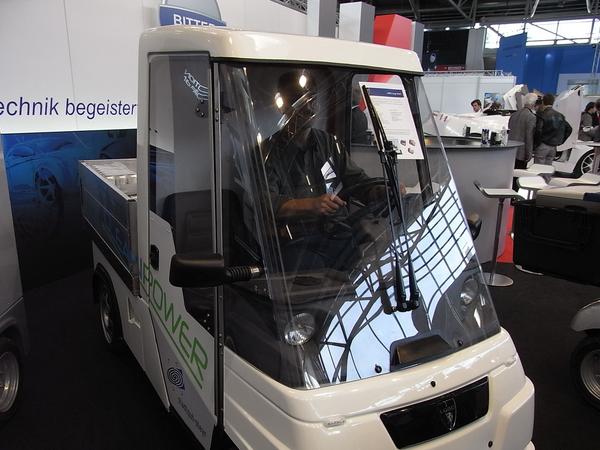Lord Cargo Work
In diesem kleinen Elektrotransporter muss ich doch mal Probe sitzen. Im Unterschied zu den meisten mir bekannten Fahrzeugen, kann man hier sehr unkompliziert einsteigen.