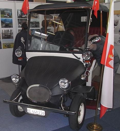 Oldtimer elektrifiziert
Hier wurde ein Oldtimer wieder erstklassig hergerichtet. Von der Lederverkleidung der Motorhaube bis zur fürstlichen Polsterung, alles vom Feinsten.