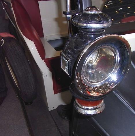 Leuchte, Lampe oder Scheinwerfer?
Am hergerichteten Oldtimer gab es noch Petroleumlampen. Mit Petroleum hatten schon die alten Römer Lampen betrieben.