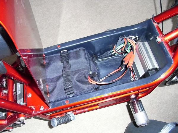 Akkufach im Elektromoped
Im Batteriefach vom Elektromoped ist noch Platz. Die Tasche mit dem Akku kann herausgenommen werden, damit man auch außerhalb des Zweirades nachladen kann.