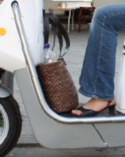 Muss es gerade ein Roller sein?
Fragen Sie die Frauen, die wollen nicht das Bein über die Sitzbank schwingen und auch keine Motorradstiefel zum Einkauf tragen.