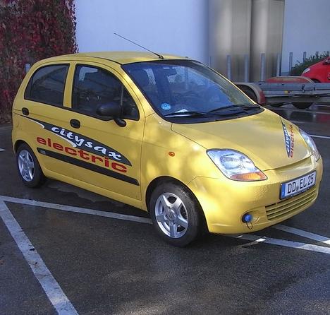 Citysax auf dem Parkplatz
Mit dem elektrischen Kleinwagen Citysax war ich gerade zu einer Probefahrt eingeladen. Auf dem Messegelände gab es extra eine freie Straße.