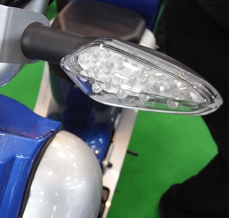 Blinker vom Elektroroller
Der Elektroroller braucht seinen Strom zum Fahren, deshalb ist die Beleuchtung auch auf Sparsamkeit getrimmt.