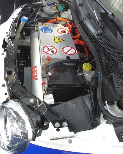 Motorraum vom Fiat 500 FEV
Im Motorraum des elektrischen Fiat sieht man, wie bei anderen Umbauten nur die Elektronik. Der Elektromotor ist darunter versteckt, zwischen den beiden Antriebswellen.