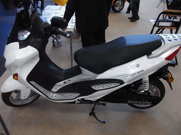 Innoscooter EM 6000 - Ein Kraftpaket
Elektroroller gibt es in sehr unterschiedlichen Leistungsklassen. Mit dem Innoscooter der mit dem 6000-Watt-Motor angetrieben wird ist man schon recht flink unterwegs.