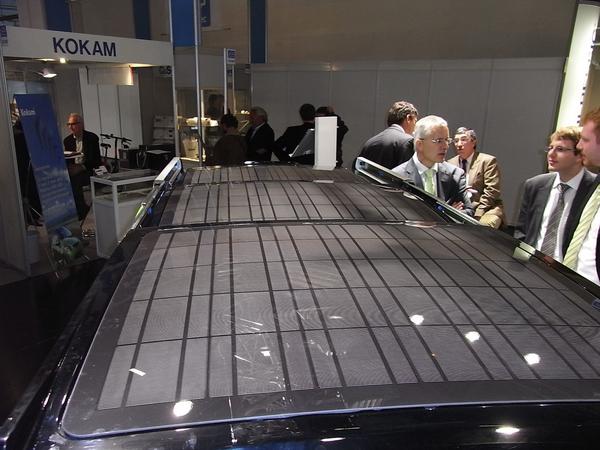 Solarschiebedach auf dem Auto
Eine ganz extravagante Einrichtung ist das ausziehbare Photovoltaik-Schiebedach auf dem Versuchsmodell des Hotzenblitz. Geht man davon aus, das man seinen täglichen Arbeitsweg