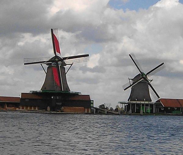 Nutzen Sie das kostenlose Energieangebot?
In windreichen Gegenden gehörten die Windmühlen immer zum gewohnten Bild. Heute denkt man bei Windmühlen an Holland, Holzschuhe und Käse.