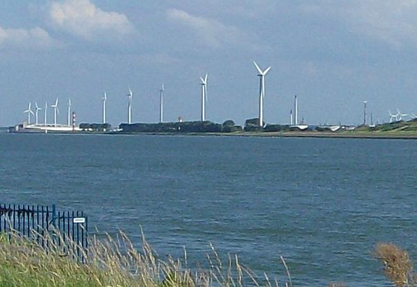 Windräder an der holländischen Küste
Gleich neben den alten Windmühlen stehen jetzt auch die Windgeneratoren. Einmal haben Sie eine Flaute und ein andermal ein Überangebot an Wind zu verkraften.