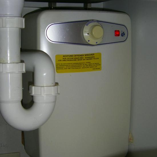 Boiler oder Klein-Wasserspeicher
In Wohnungen in denen keine zentrale Warmwasserbereitung erfolgt sind oft Kleinspeicher die richtige Alternative. Wenn öfter kleine Mengen warmes Wasser benötigt werden wie