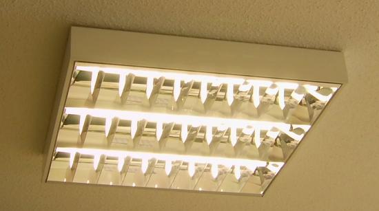 Leuchtstofflampe bald mit  LED
Welche Beleuchtung ist die Richtige? Am Arbeitsplatz, wo es richtig hell sein muss waren die Leuchtstofflampen bisher am besten geeignet. Sparlampen sind für einen hellen