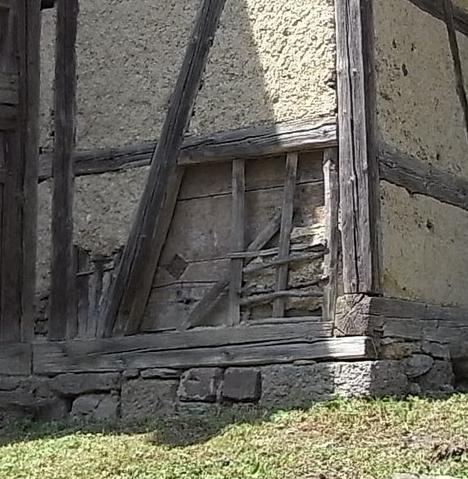 Lehmfachwerk mit Strohhäcksel im Geflecht
Eine der traditionellen Baumethoden ist das Fachwerk mit Lehm zu füllen. Die Gefache wurden zuerst mit senkrechten Staken versehen. Dann wurden waagerecht gespaltene