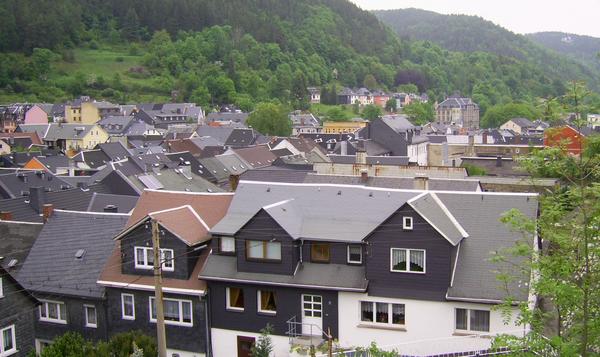 Schiefer oder Schindeln
Ab einer bestimmten Höhenlage sind die Ortsbilder durch Fassaden und Dächer mit Schiefer oder Schindeln geprägt. Als hinterlüftete Variante boten die Schieferplatten schon