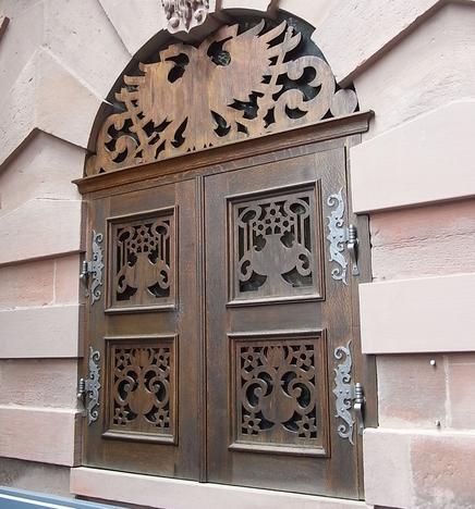 Verzierter Fensterladen
Am Rathaus von Würzburg gibt es einige interessante Details. Die hölzernen  Fensterläden  beispielsweise sind Schmuckstücke.