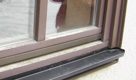 Holzfenster ohne Regenschiene
Wenn ein Fenster voll dem Wetter ausgesetzt, weil es am Haus keinen Dachüberstand gibt sind die Regenschienen auf den waagerechten Teilen des Fensters besonders wichtig.