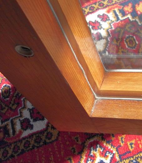 Verbundfenster in Form einer Balkontür
Nach fast 40 Jahren fängt der Fensterkitt an zu bröseln. Weitere Verschleißerscheinungen sind an der Verbundfenster-Konstruktion noch nicht zu spüren.