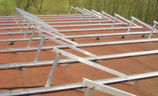 Gestell-Bau für Aufständerung der Photovoltaik
Mit Aluminium-Profilen werden hier die Gestelle für die Aufnahme der Photovoltaik-Module aufgebaut. Die unteren Schienen wurden stabil mit den Dachsparren verbunden.