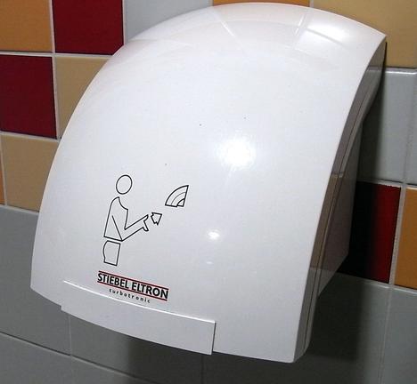 Händetrockner mit Warmluft
Man kennt die elektrischen Händetrockner aus den öffentlichen Toiletten. Meist gibt es daneben noch einen Spender für Papierhandtücher und es drängt sich die Frage auf,