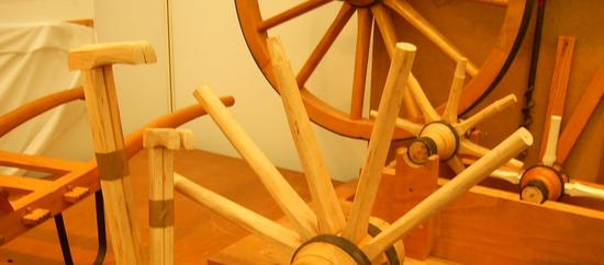 Ein Rad aus Holz?
Jahrtausende lang waren Räder selbstverständlich aus Holz. Nur der Reifen war aus dem wesentlich schwieriger herzustellenden Eisen gefertigt. Die Stellmacher nutzten für ihre