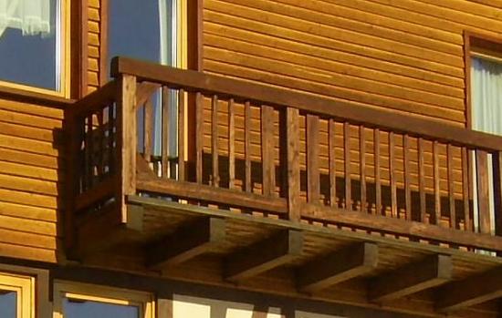 Balkongeländer - Marke Eigenbau
Der Balkon wurde auf den herausragenden Deckenbalken aufgebaut. Damit auch das Geländer zum Rest des Hauses passt, habe ich Lärchenbalken und Lärchenbretter