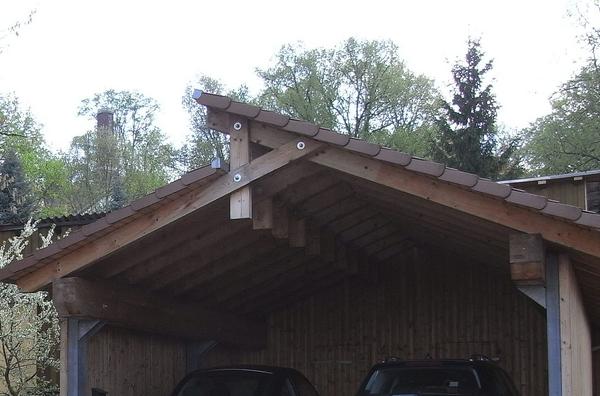 Stabile Holzkonstruktion
Ein seltener Schnappschuss von einem Carport zeigt, wie es mit dem Holz sehr gut gemeint wurde. Meistens sieht man nur den Fall, das die Balken unterdimensioniert wurden.