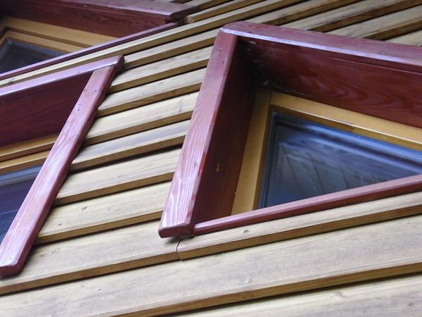 Fensterlaibung auf Stülpschalung
Die Fensterlaibung wurde hier mit gehobelten Brettern gebildet. Die schmalen Brettchen als Blende sind auf die Bretter der Laibung aufgeschraubt.