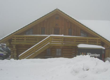 Blockhaus - Rundstammhaus
Ein Rundstammhaus im Schnee, für hungrige und durstige Skifahrer ist das die Oase schlechthin. Vermutlich hat man für diese Gaststätte auch deshalb das Rundstammhaus gewählt.