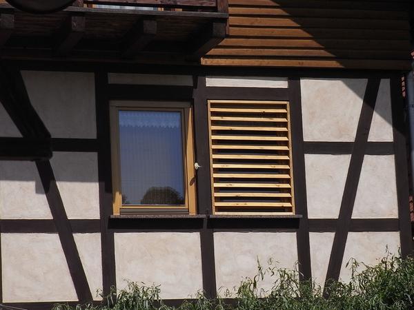 Holzlamellen zum Sonnenschutz
Die selbstgebaute Variante des Sonnenschutzes aus Holz ist jetzt schon seit 4Jahren im Einsatz. Der Rahmen aus leichtem Pappelholz mit den Lamellen wird nur in der Saison