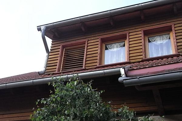 Sonnenschutz vor dem Schlafzimmer
Der Holzrahmen mit den Lamellen schützt das Fenster vom Schlafzimmer vor der Nachmittagssonne. Gerade wenn es im Schlafzimmer auf der Westseite noch ein Fenster gibt,