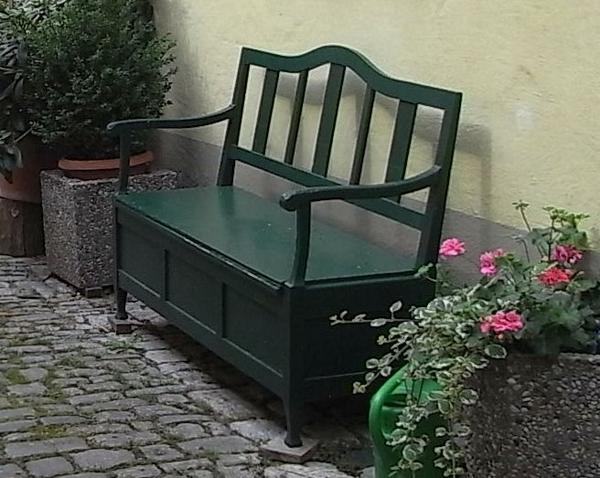 Kastenbank
Die grüne Bank hat noch eine Kiste unter der Sitzfläche. Bänke mit Kasten sind fast aus der Mode gekommen. Dabei sind sie sehr praktisch.