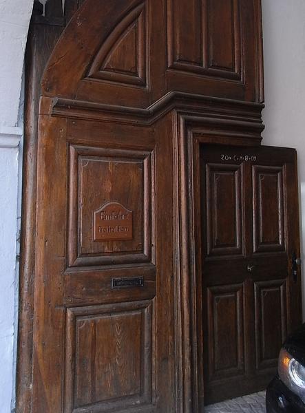 Massives Eichentor
Ein massives Eichentor ziert den Eingang zu diesem Weingut. Das Tor soll so ca. 300 Jahre alt sein. Damals befand sich hinter diesen Mauern ein Kloster.