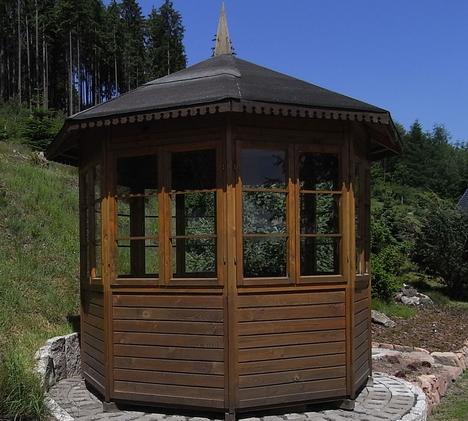 Pavillon aus Holz 8-Eck
In einem Botanischen Garten steht ein 8-Eck-Pavillon als Informationspunkt, Lesezimmer oder Aufenthaltsraum für schlechtes Wetter.