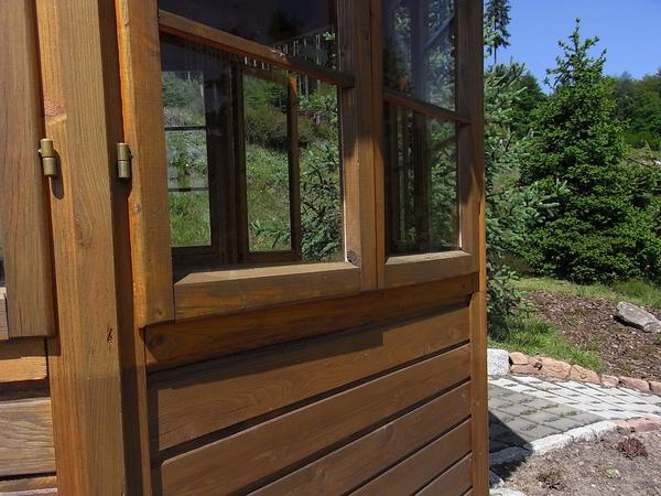 Fenster am Holz-Pavillon
 Die Fenster am Holz-Pavillon gehen nach außen auf. Nach innen wäre kaum Platz dafür. Früher war es durchaus auch in Wohnungen üblich, die Fenster nach außen