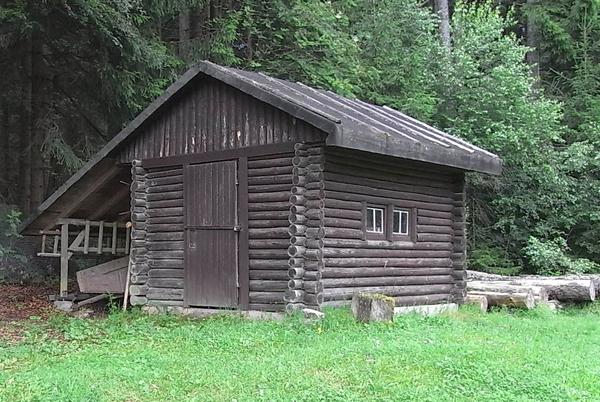 Rundstamm-Blockhaus aus praktischen Gründen
Das Blockhaus entstand mitten im Wald, weil die Forst-Arbeiter dort einen Unterschlupf bei schlechtem Wetter benötigten. Aus dünnen, geraden Stangen konnten