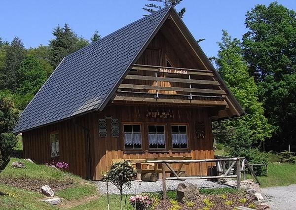 Holzhaus mit Boden-Deckel-Schalung
Das kleine Waldhaus ist als Fachwerk-Ständerbau errichtet. Die Fassade wird durch eine stabile Boden-Deckel-Schalung gebildet.