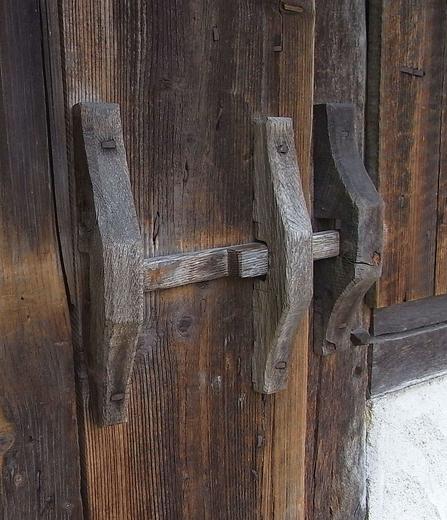 Holzriegel
Ein Riegel aus Holz ist oft ausreichend um eine Tür im geschlossenen Zustand zu halten. Aus einem Brett ausgesägt und mit dem Zugmesser bearbeitet, ist der Holzriegel