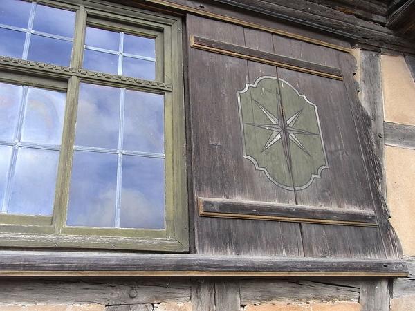 Schiebeläden und Schiebefenster
An einem alten Bauernhaus gibt es noch die praktischen Schiebeläden. Vollständig aus Holz, inklusive der Schienen, waren diese Läden eine Zierde für das Haus.