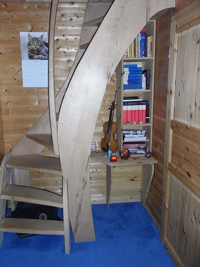 Steile Bodentreppe
Wenn nachträglich der Spitzboden zum Wohnraum ausgebaut wird müssen bei der Treppe oft Kompromisse gemacht werden. Man möchte einigermaßen bequem nach oben kommen